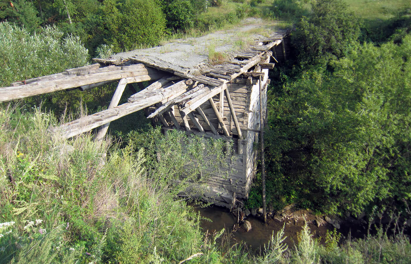 Руины моста через Куюм